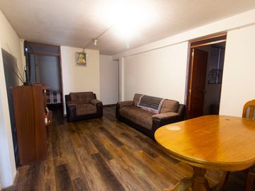 SE VENDE CASA DE TRES PISOS CON DOS LOCALES COMERCIALES EN AVENIDA EN SAN JUAN DE MIRAFLORES