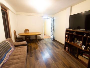 SE VENDE CASA DE TRES PISOS CON DOS LOCALES COMERCIALES EN AVENIDA EN SAN JUAN DE MIRAFLORES