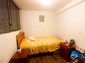 SE VENDE CASA DE TRES PISOS CON DOS LOCALES COMERCIALES EN AVENIDA EN SAN JUAN DE MIRAFLORES