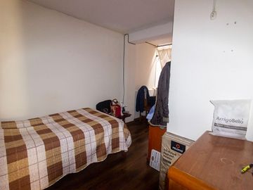 SE VENDE CASA DE TRES PISOS CON DOS LOCALES COMERCIALES EN AVENIDA EN SAN JUAN DE MIRAFLORES