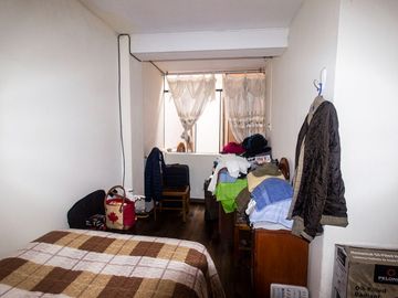 SE VENDE CASA DE TRES PISOS CON DOS LOCALES COMERCIALES EN AVENIDA EN SAN JUAN DE MIRAFLORES