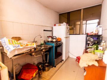 SE VENDE CASA DE TRES PISOS CON DOS LOCALES COMERCIALES EN AVENIDA EN SAN JUAN DE MIRAFLORES