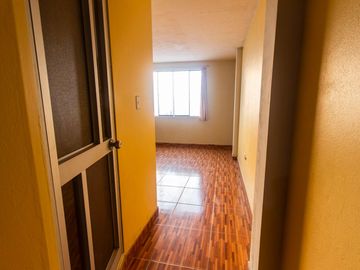 SE VENDE CASA DE TRES PISOS CON DOS LOCALES COMERCIALES EN AVENIDA EN SAN JUAN DE MIRAFLORES