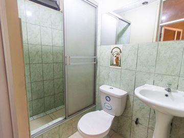 SE VENDE CASA DE TRES PISOS CON DOS LOCALES COMERCIALES EN AVENIDA EN SAN JUAN DE MIRAFLORES