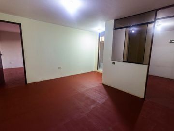 SE VENDE CASA DE TRES PISOS CON DOS LOCALES COMERCIALES EN AVENIDA EN SAN JUAN DE MIRAFLORES