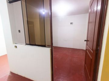 SE VENDE CASA DE TRES PISOS CON DOS LOCALES COMERCIALES EN AVENIDA EN SAN JUAN DE MIRAFLORES
