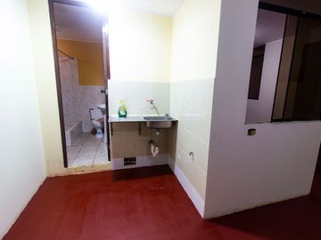 SE VENDE CASA DE TRES PISOS CON DOS LOCALES COMERCIALES EN AVENIDA EN SAN JUAN DE MIRAFLORES