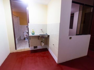 SE VENDE CASA DE TRES PISOS CON DOS LOCALES COMERCIALES EN AVENIDA EN SAN JUAN DE MIRAFLORES