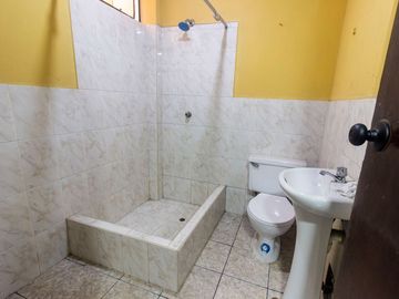 SE VENDE CASA DE TRES PISOS CON DOS LOCALES COMERCIALES EN AVENIDA EN SAN JUAN DE MIRAFLORES
