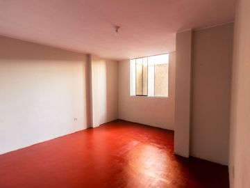 SE VENDE CASA DE TRES PISOS CON DOS LOCALES COMERCIALES EN AVENIDA EN SAN JUAN DE MIRAFLORES
