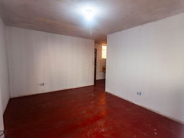 SE VENDE CASA DE TRES PISOS CON DOS LOCALES COMERCIALES EN AVENIDA EN SAN JUAN DE MIRAFLORES