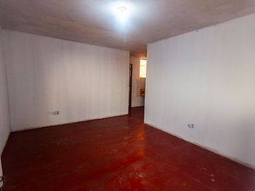 SE VENDE CASA DE TRES PISOS CON DOS LOCALES COMERCIALES EN AVENIDA EN SAN JUAN DE MIRAFLORES