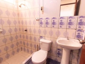 SE VENDE CASA DE TRES PISOS CON DOS LOCALES COMERCIALES EN AVENIDA EN SAN JUAN DE MIRAFLORES
