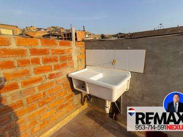 SE VENDE CASA DE TRES PISOS CON DOS LOCALES COMERCIALES EN AVENIDA EN SAN JUAN DE MIRAFLORES