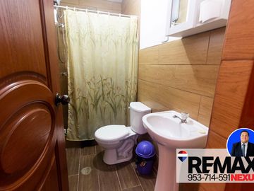 SE VENDE CASA DE TRES PISOS CON DOS LOCALES COMERCIALES EN AVENIDA EN SAN JUAN DE MIRAFLORES