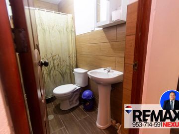 SE VENDE CASA DE TRES PISOS CON DOS LOCALES COMERCIALES EN AVENIDA EN SAN JUAN DE MIRAFLORES