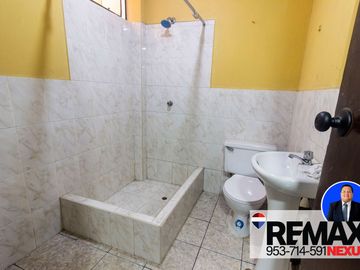 SE VENDE CASA DE TRES PISOS CON DOS LOCALES COMERCIALES EN AVENIDA EN SAN JUAN DE MIRAFLORES