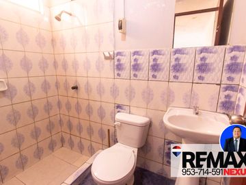 SE VENDE CASA DE TRES PISOS CON DOS LOCALES COMERCIALES EN AVENIDA EN SAN JUAN DE MIRAFLORES