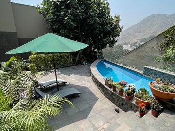 Lujo y comodidad en un solo lugar, esta propiedad con piscina y vista panoramica a la ciudad te fascinará!!