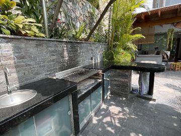 Lujo y comodidad en un solo lugar, esta propiedad con piscina y vista panoramica a la ciudad te fascinará!!