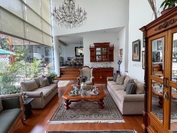 Lujo y comodidad en un solo lugar, esta propiedad con piscina y vista panoramica a la ciudad te fascinará!!
