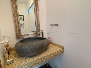 Lujo y comodidad en un solo lugar, esta propiedad con piscina y vista panoramica a la ciudad te fascinará!!