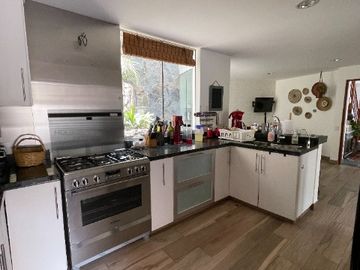 Lujo y comodidad en un solo lugar, esta propiedad con piscina y vista panoramica a la ciudad te fascinará!!