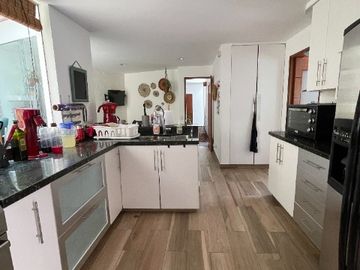 Lujo y comodidad en un solo lugar, esta propiedad con piscina y vista panoramica a la ciudad te fascinará!!