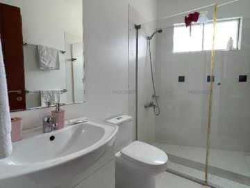 Lujo y comodidad en un solo lugar, esta propiedad con piscina y vista panoramica a la ciudad te fascinará!!