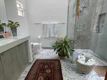 Lujo y comodidad en un solo lugar, esta propiedad con piscina y vista panoramica a la ciudad te fascinará!!