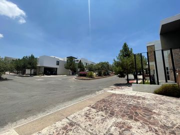 Casa en Venta en Club de Golf La Loma con Alberca Techada.