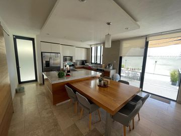 Casa en Venta en Club de Golf La Loma con Alberca Techada.