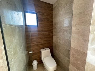 Casa en Venta en Club de Golf La Loma con Alberca Techada.