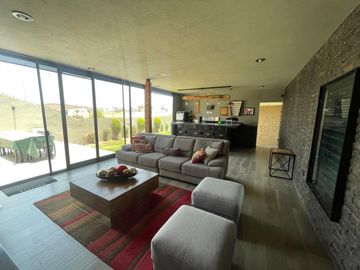 Casa en Venta en Club de Golf La Loma con Alberca Techada.