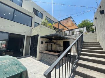 Casa en Venta en Club de Golf La Loma con Alberca Techada.