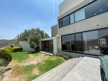 Casa en Venta en Club de Golf La Loma con Alberca Techada.