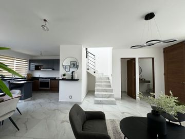 𝗖𝗮𝘀𝗮 𝗘𝗻 𝗩𝗲𝗻𝘁𝗮, en la zona de mas alta plusvalía de la ciudad