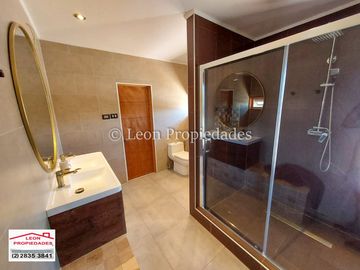 León Propiedades arrienda hermosa casa en sector Alhué