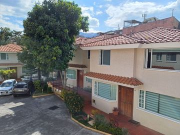 Casa de Venta en Conjunto Cerrado. Cumbaya