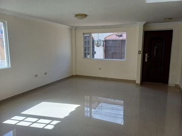 Casa de Venta en Conjunto Cerrado. Cumbaya
