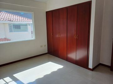 Casa de Venta en Conjunto Cerrado. Cumbaya