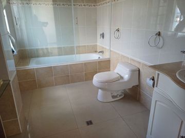 Casa de Venta en Conjunto Cerrado. Cumbaya