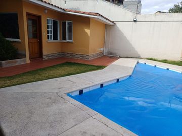 Casa de Venta en Conjunto Cerrado. Cumbaya
