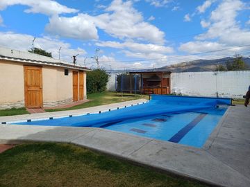 Casa de Venta en Conjunto Cerrado. Cumbaya