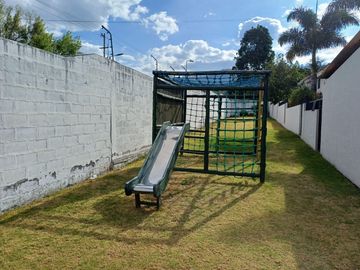 Casa de Venta en Conjunto Cerrado. Cumbaya