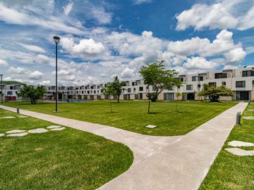 CASA EN VENTA EN XOCHITEPEC A 5 MINUTOS DEL TEC DE MONTERREY CON CANCHAS DEPORTIVAS, ALBERCA, SEGURIDAD, PETPARK
