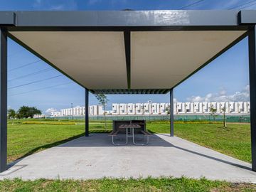 CASA EN VENTA EN XOCHITEPEC A 5 MINUTOS DEL TEC DE MONTERREY CON CANCHAS DEPORTIVAS, ALBERCA, SEGURIDAD, PETPARK