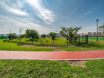 CASA EN VENTA EN XOCHITEPEC A 5 MINUTOS DEL TEC DE MONTERREY CON CANCHAS DEPORTIVAS, ALBERCA, SEGURIDAD, PETPARK