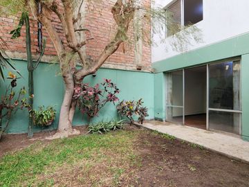 Vendo casa, 278 m2, 4 pisos, 4 hab, 3 baños, 2 cocheras, La Virreyna, Surco