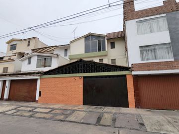 Vendo casa, 278 m2, 4 pisos, 4 hab, 3 baños, 2 cocheras, La Virreyna, Surco